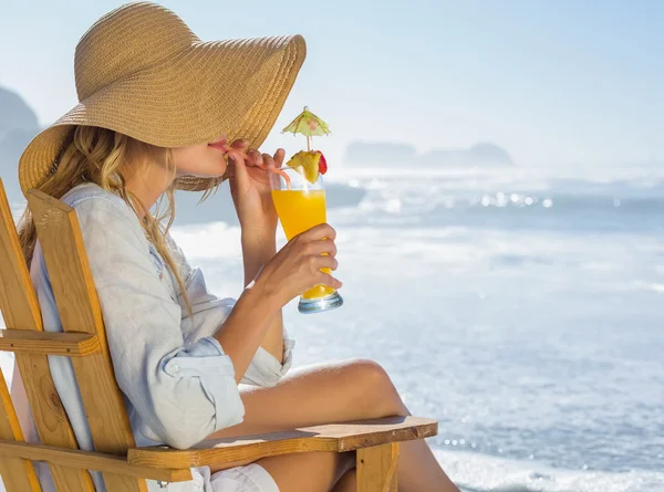 Blondine schlürft Cocktail am Meer — Stockfoto