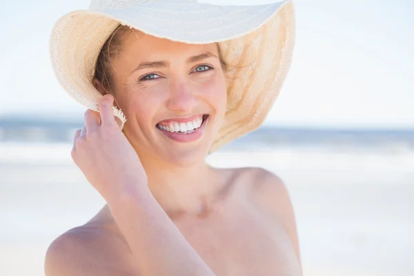 Donna in cappello da sole guardando verso il mare — Foto Stock