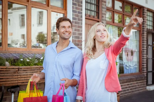 Elegante coppia a piedi con borse della spesa — Foto Stock