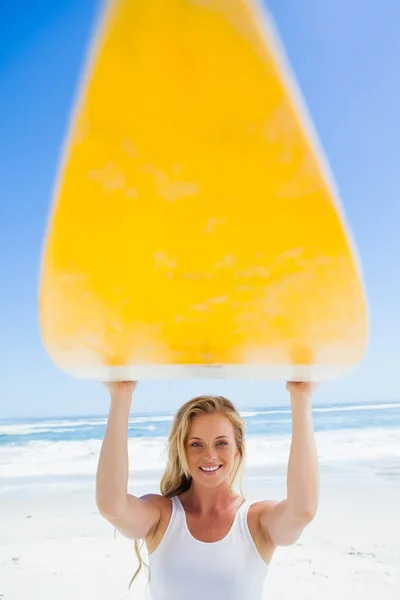 Blonda surfer holding board — Fotografie, imagine de stoc