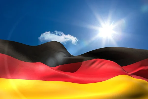 Deutsche Nationalflagge unter sonnigem Himmel — Stockfoto