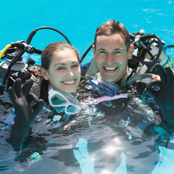 Coppia in allenamento subacqueo in piscina — Foto Stock