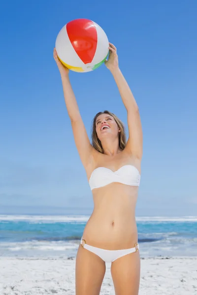 Mulher pegando bola de praia — Fotografia de Stock