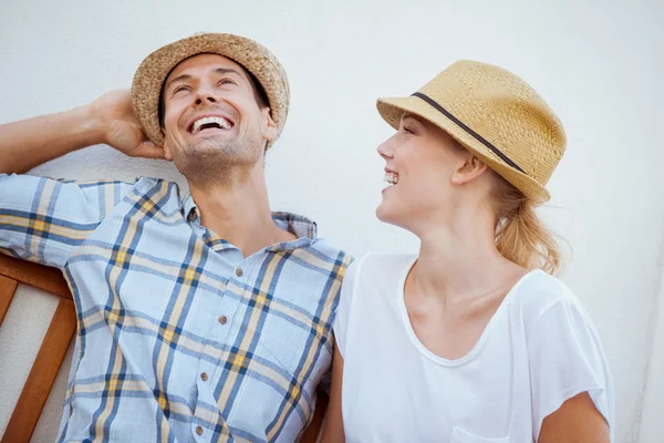 Hip couple laughing on bench — Stock Photo, Image