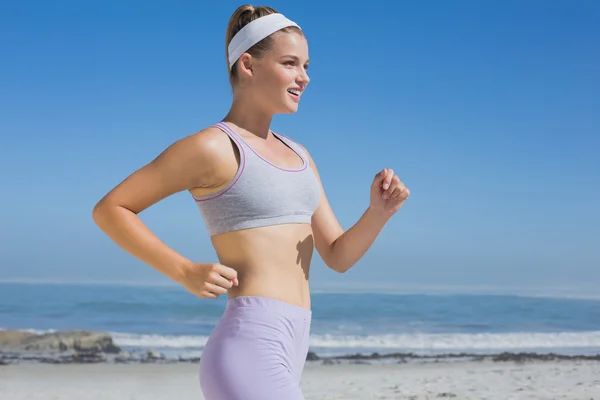 Sportieve blonde joggen op strand — Stockfoto