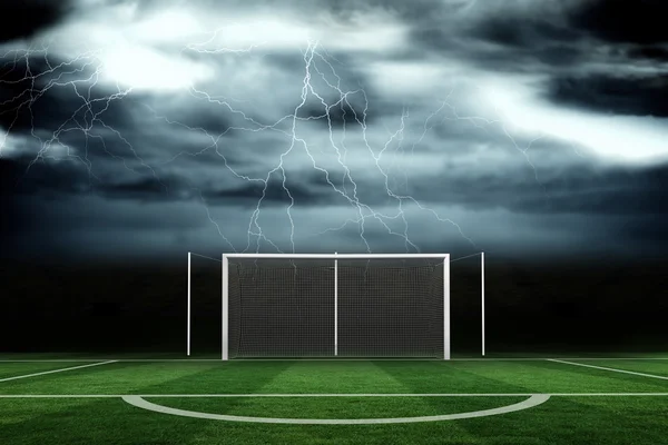 Campo de futebol sob céu tempestuoso — Fotografia de Stock