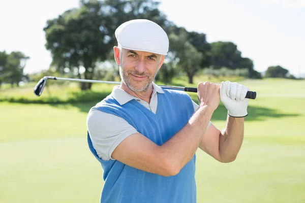 Golfista de pé e balançando seu clube — Fotografia de Stock