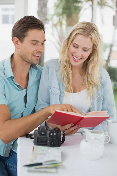 Hipster couple reading book together — Stock Photo, Image