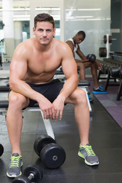 Bodybuilder in gewichten kamer — Stockfoto