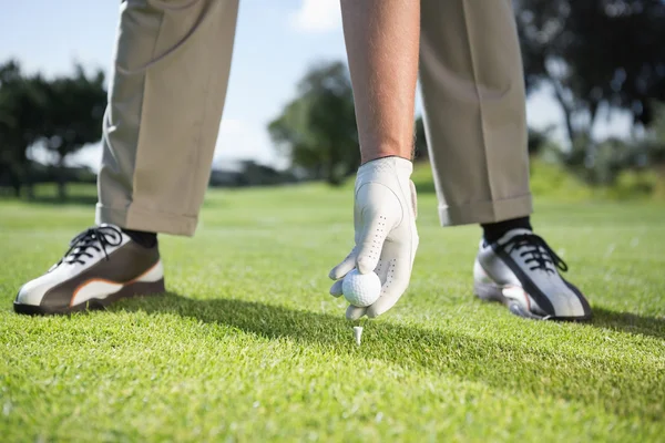 Golfeur plaçant une balle de golf sur le tee — Photo