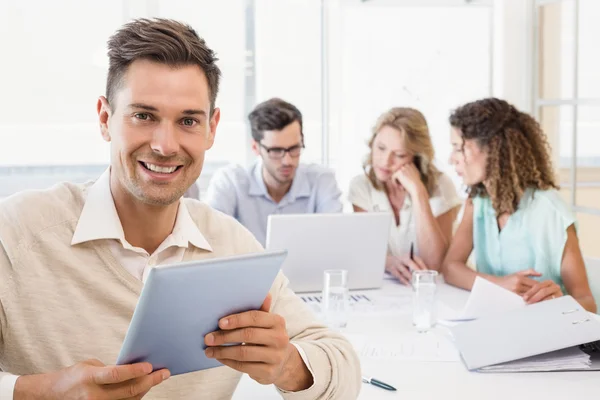 Hombre de negocios sonriendo durante la reunión —  Fotos de Stock