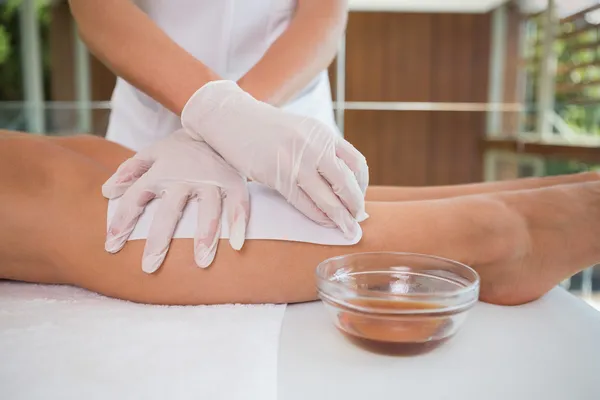 Woman getting her legs waxed — Stock Photo, Image