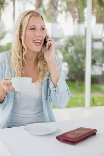 Blonde met koffie praten over telefoon — Stockfoto