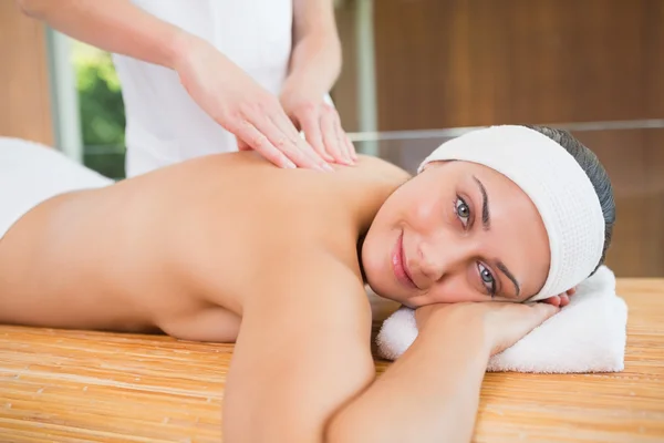 Frau bekommt Rückenmassage — Stockfoto