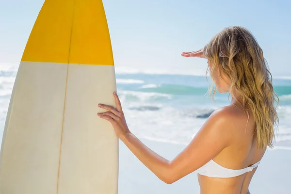 Blonde Surferin hält ihr Brett — Stockfoto