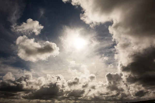 Tmavá obloha s bílými mraky — Stock fotografie