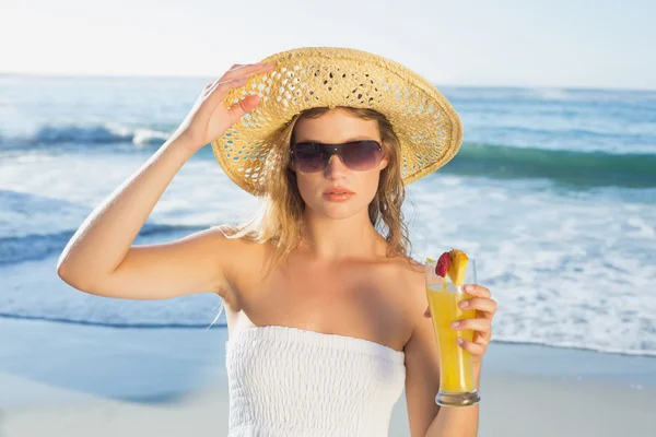 Bionda in spiaggia con cocktail — Foto Stock
