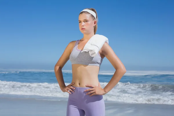 Спортивная блондинка на пляже с полотенцем — стоковое фото