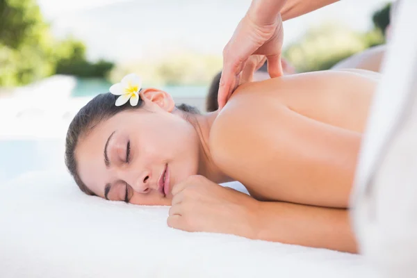 Couple bénéficiant de couples massage au bord de la piscine — Photo