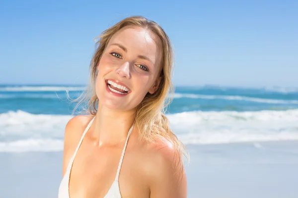 Blonde in witte bikini op het strand — Stockfoto