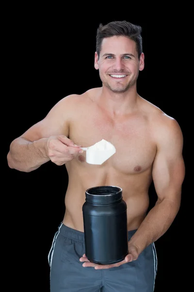 Muskulöser Mann, der Proteinpulver aufsaugt — Stockfoto