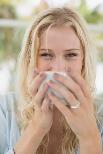 Bionda seduta a tavola a prendere un caffè — Foto Stock