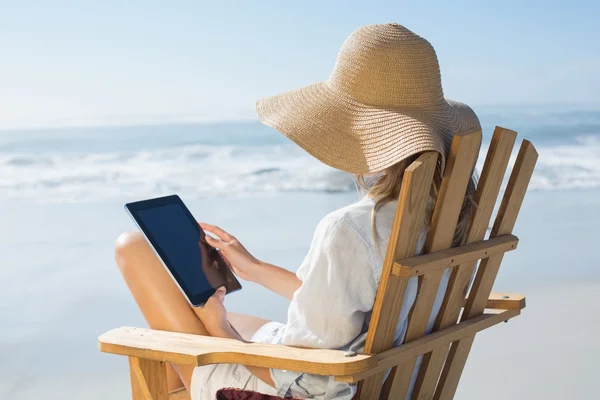 Bionda in riva al mare con tablet — Foto Stock