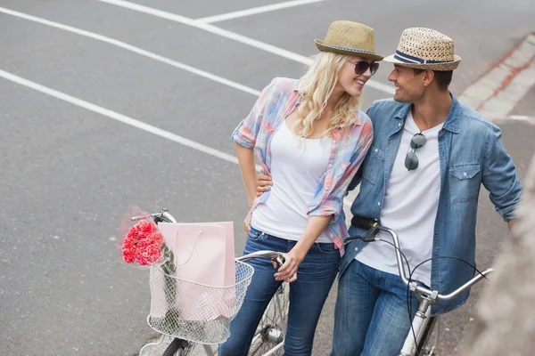 Hip par går för en cykeltur — Stockfoto