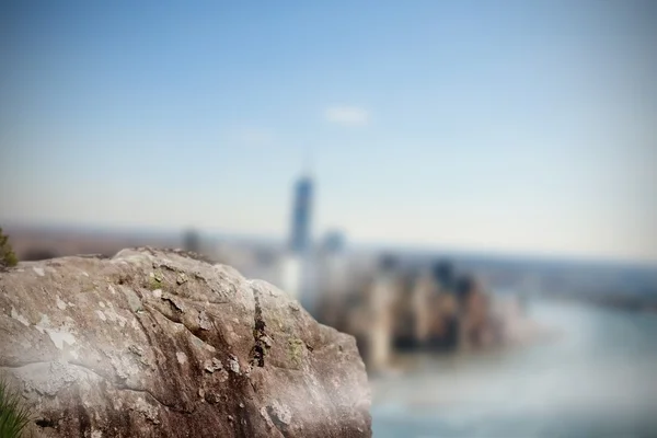 Felsen mit Blick auf neblige Stadt — Stockfoto