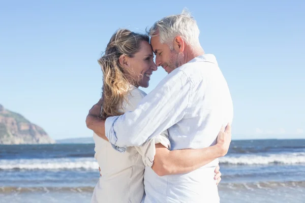 Par på stranden röra ansikten — Stockfoto
