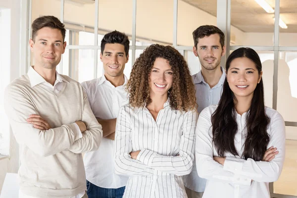 Zakelijke team met gekruiste armen — Stockfoto