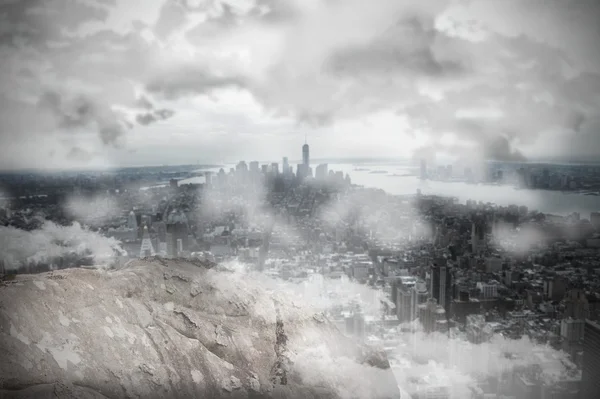 Rock com vista para a cidade nebulosa — Fotografia de Stock