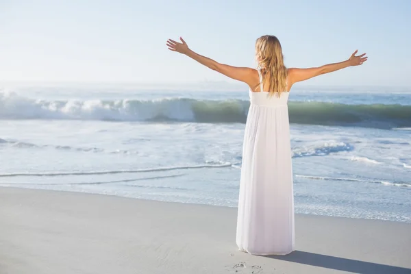 Blondin stående på stranden i sundress — Stockfoto