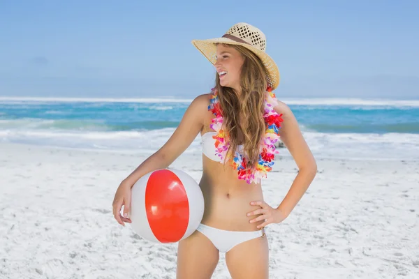 Blondýnka v bikinách drží beach ball — Stock fotografie
