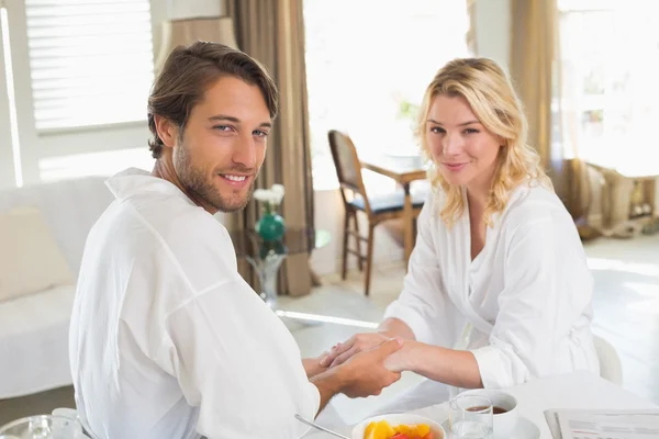 Par i badrockar med frukost — Stockfoto