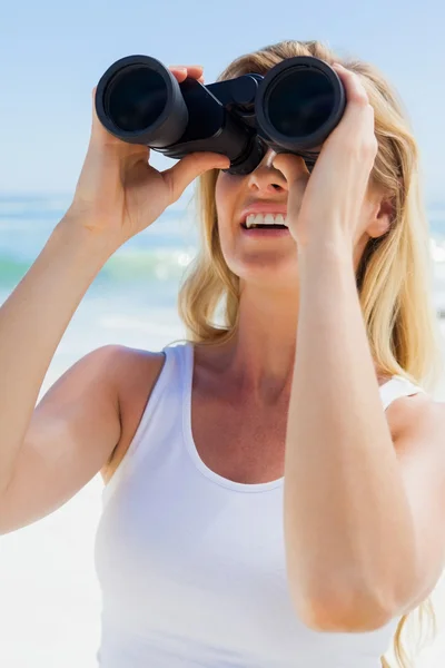 Blonde looking through binoculars — Stock Photo, Image