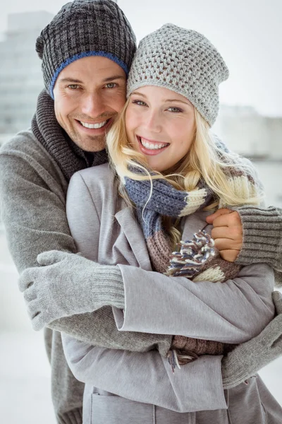 暖かい服装でかわいいカップル — ストック写真