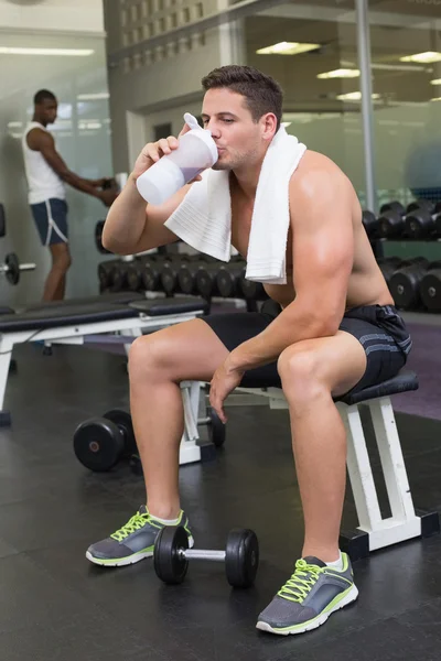 Bodybuilder håller proteindrink — Stockfoto