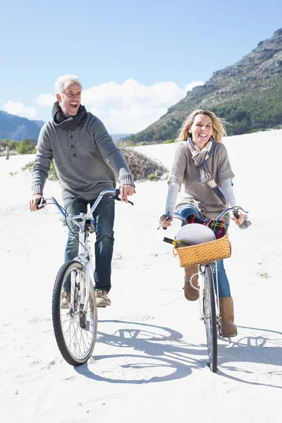 Paar gaan voor een fietstocht — Stockfoto