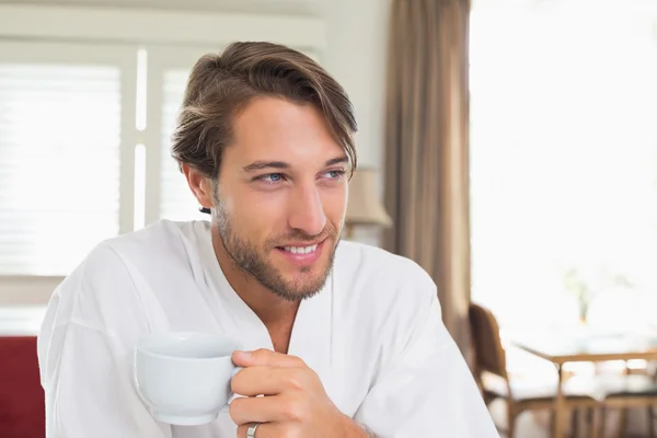 Mannen i badrock dricker kaffe — Stockfoto