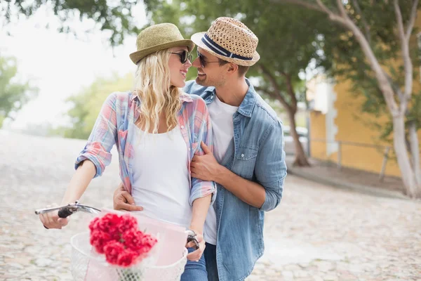 Casal de quadril vai para um passeio de bicicleta — Fotografia de Stock