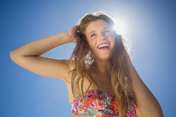 Bionda in bikini floreale sulla spiaggia — Foto Stock