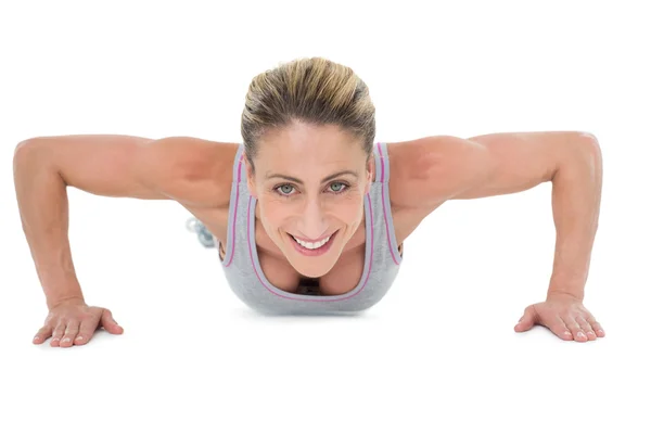 Mujer fuerte haciendo flexiones de presión —  Fotos de Stock