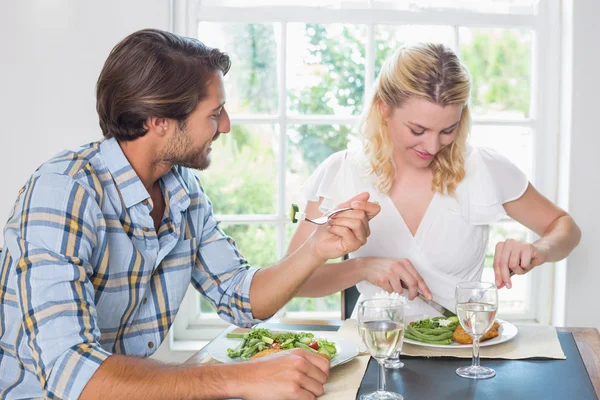 Par med måltid tillsammans — Stockfoto