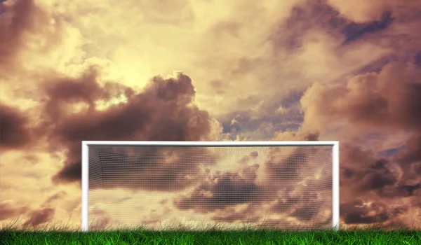 But de football sous un ciel nuageux — Photo