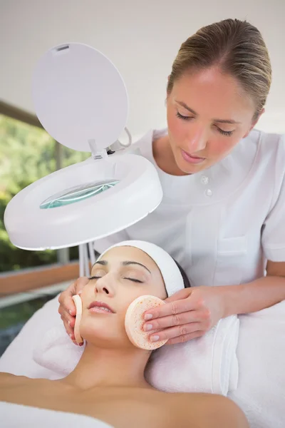 Brunette getting facial from beauty therapist — Stock Photo, Image