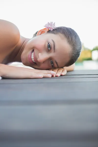 Brune paisible allongée sur une serviette souriante — Photo