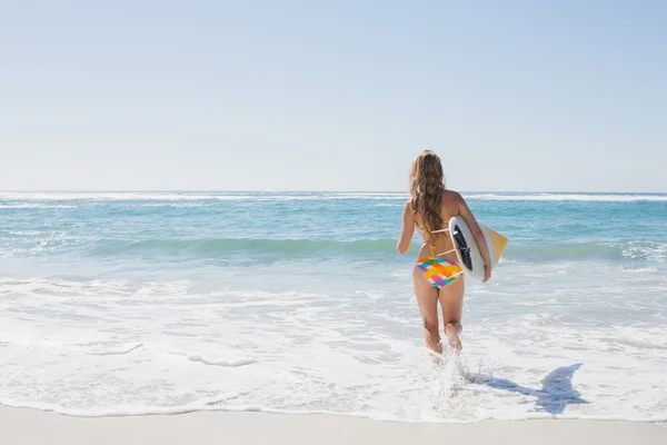 Surfista menina caminhando para o mar — Fotografia de Stock