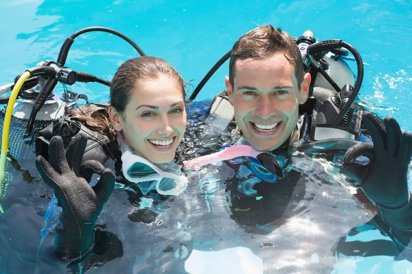 Coppia in allenamento subacqueo in piscina — Foto Stock