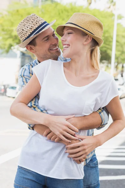 Hüftiges Paar umarmt und lächelt — Stockfoto